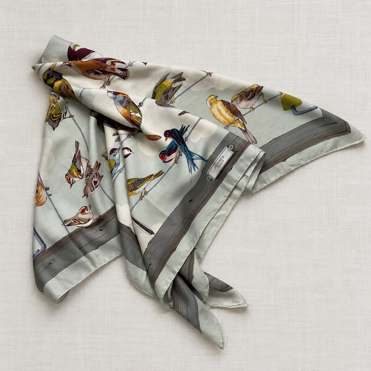 HERMÈS — LES OISEAUX DES CHAMPS ET DES BOIS SILK SCARF