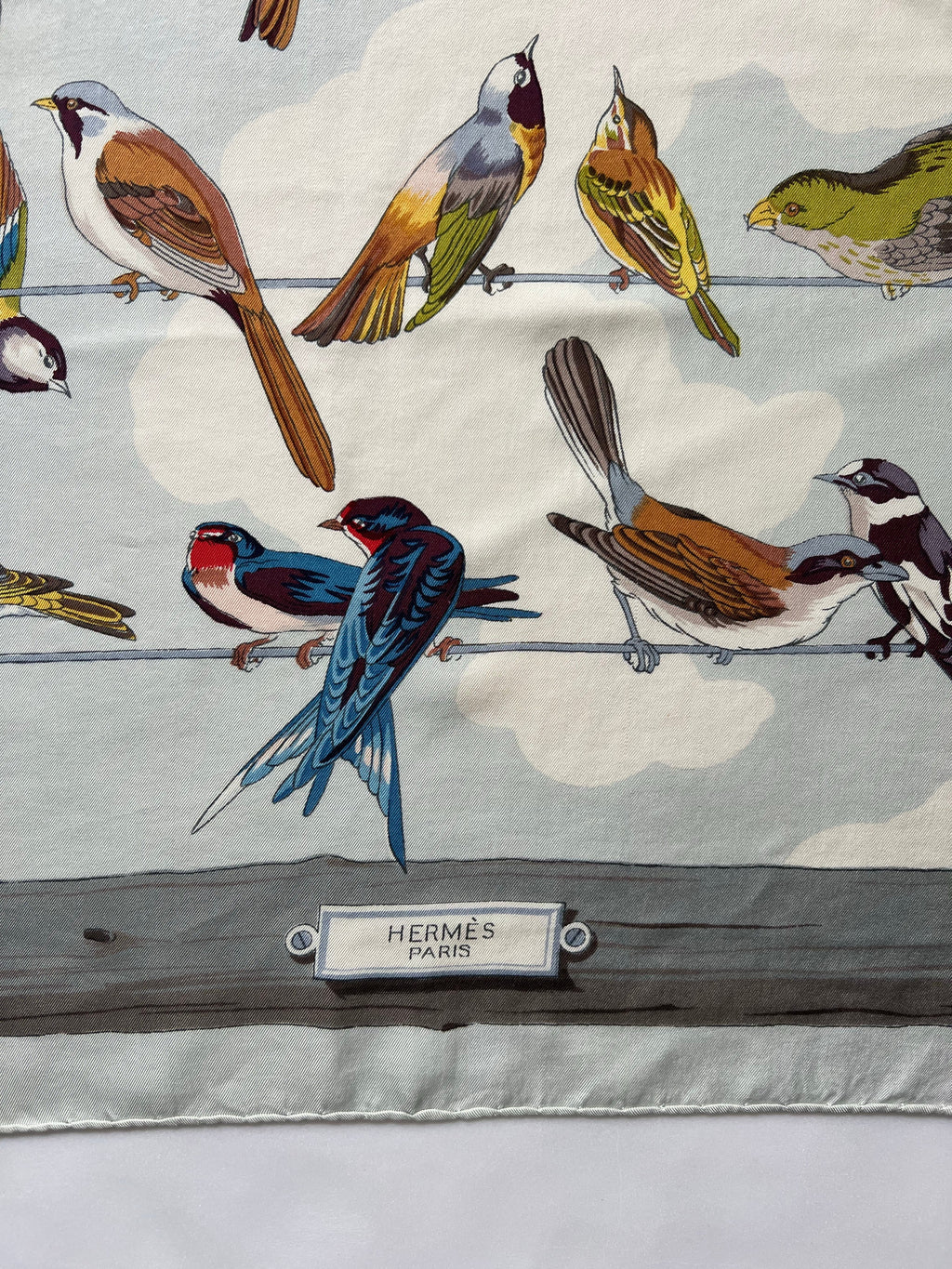 HERMÈS — LES OISEAUX DES CHAMPS ET DES BOIS SILK SCARF